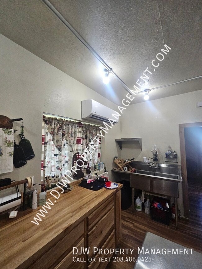 Building Photo - 307 W. 3rd. St -