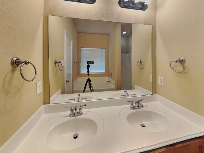 Building Photo - 629 Saddleway Dr