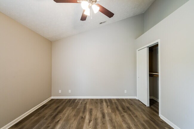 Building Photo - 5453 Vicksburg Dr