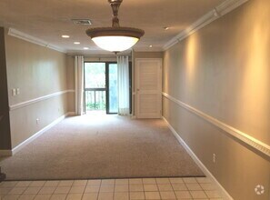 Building Photo - 2 Bed 2 Bath Unit Available July 1