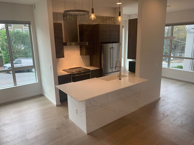 Building Photo - High End Madison Valley Row House !