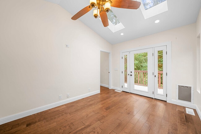 Building Photo - 975 Logan Creek Rd