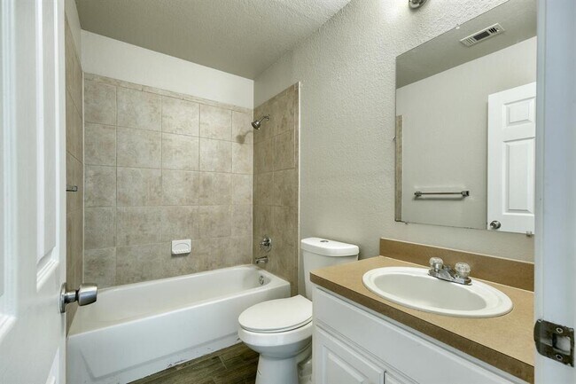 Building Photo - 750 Fallen Oak Dr