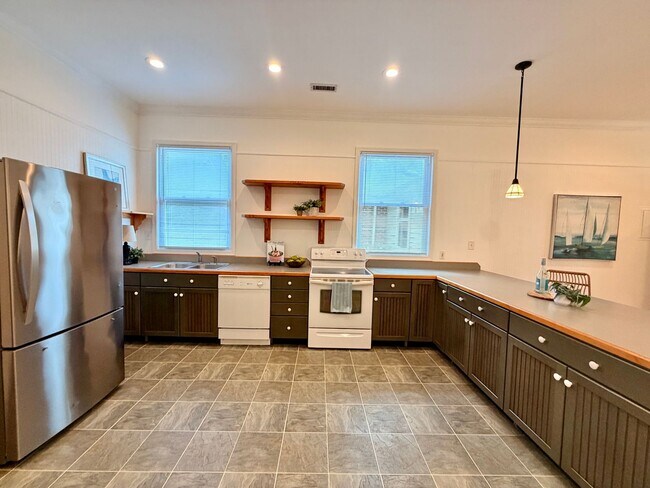 Building Photo - Recently Updated 4-Bedroom Ranch Home w/a 2 Bedroom Guest Cottage! Ready 05-01-26! Pet Friendly Home