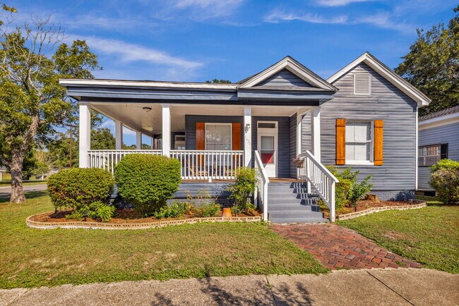 Primary Photo - 1100 SF suite/apt in Historic Home, 1 bed/...