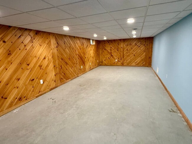 Building Photo - *AMAZING Sprawling Ranch Home*