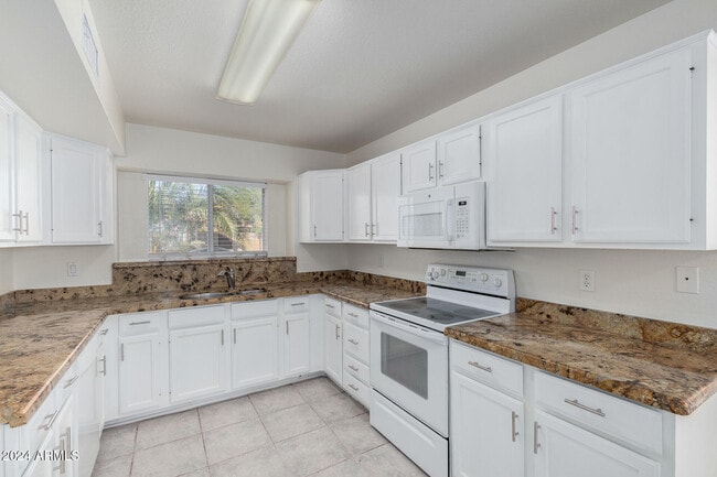 Building Photo - 3025 E Woodland Dr