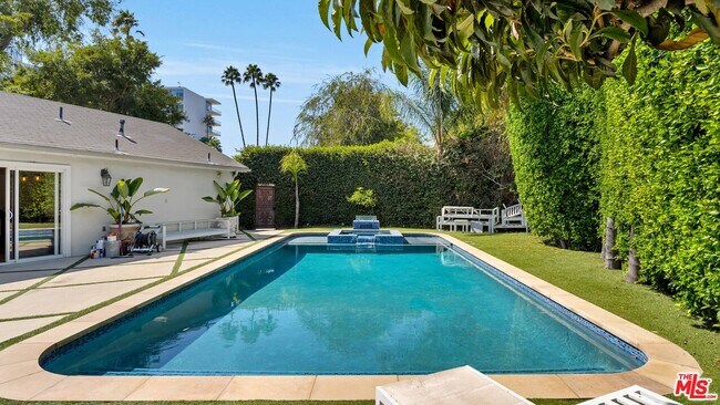 Building Photo - 9887 Carmelita Ave