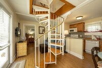 Building Photo - Old Town Apt Steps From Duval