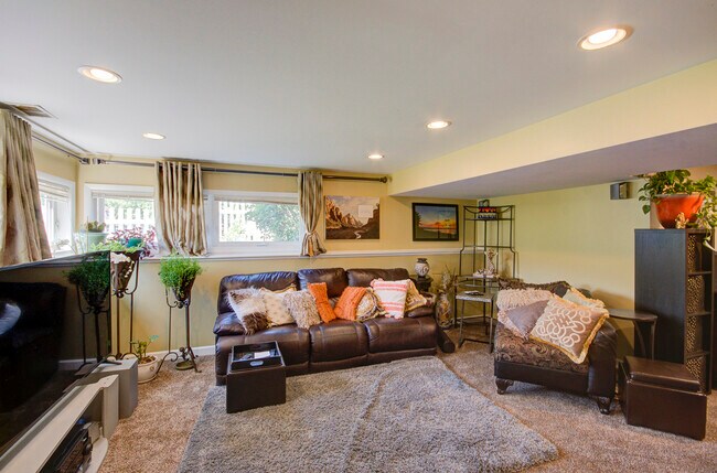 Building Photo - 501 Lincoln Ave