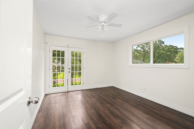 Building Photo - 560 Landfall Ln