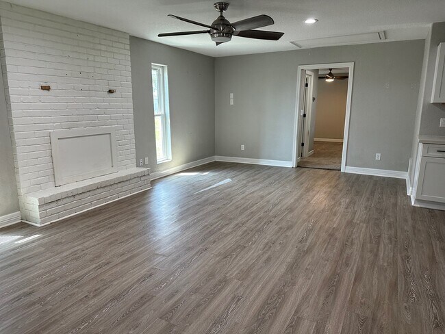 Building Photo - 625 Elm St