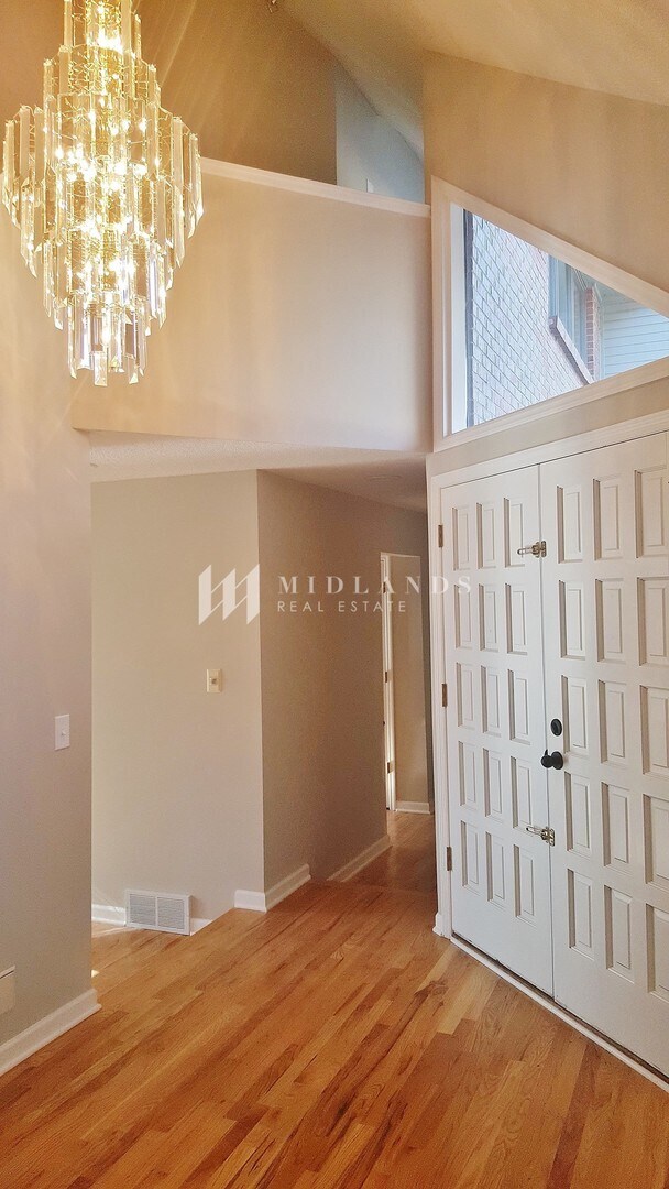 Building Photo - Stunning Updated Rockbrook Home