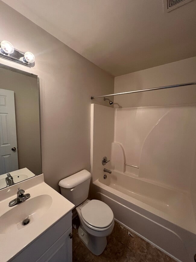 Building Photo - 539 Village Loop