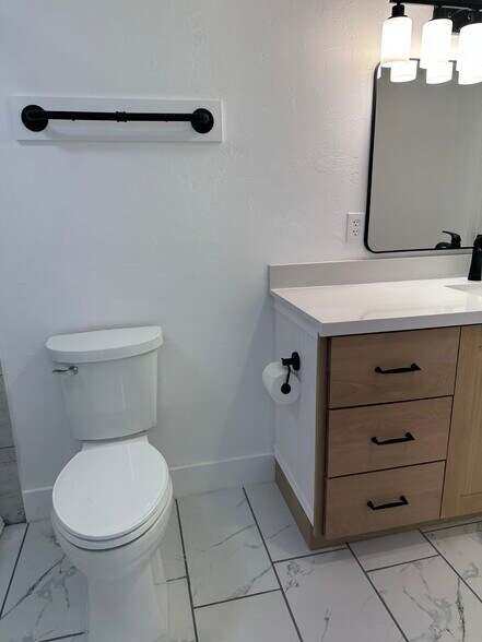 Building Photo - 4348 N Maple Dr