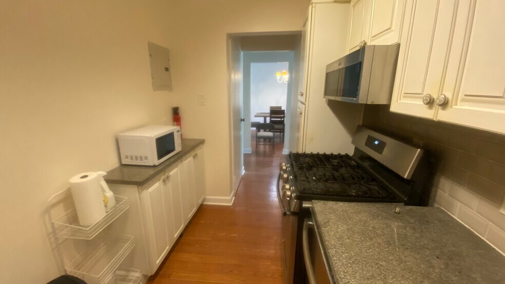 Building Photo - 7420 Lakeview Dr