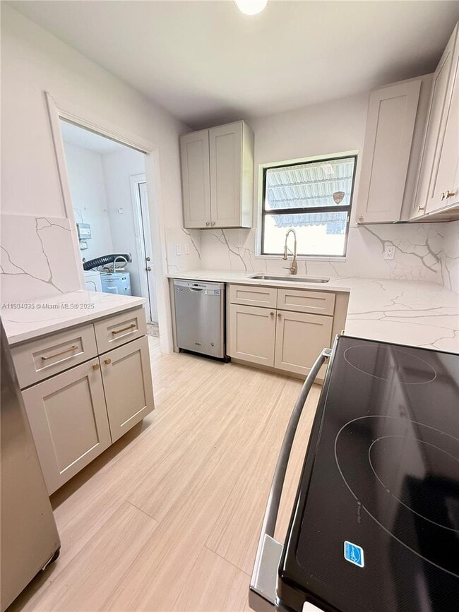 Building Photo - 236 NW 12th Ct