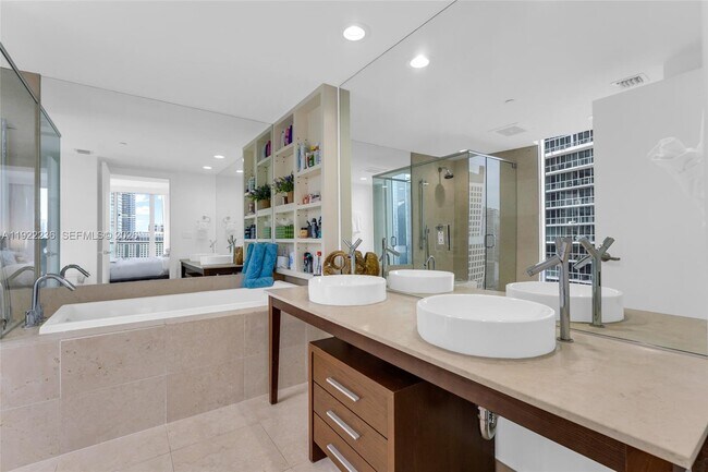 Building Photo - 495 Brickell Ave