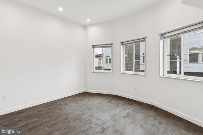 Building Photo - 2028 E Fletcher St