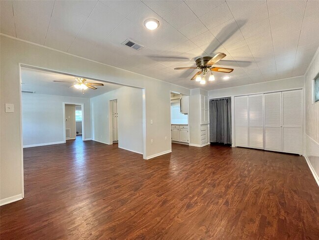 Building Photo - 1112 Southampton Dr