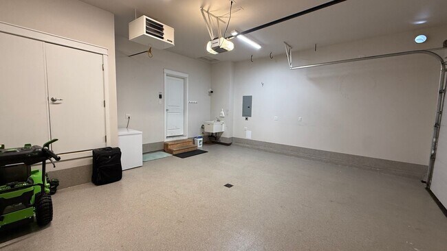 Building Photo - Furnished Ranch Style Condo W/Garage off Sand Lake/Kincaid. Must see. Available NOW!