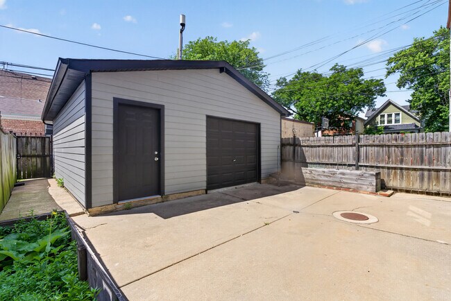 Building Photo - 3023 W Wellington Ave