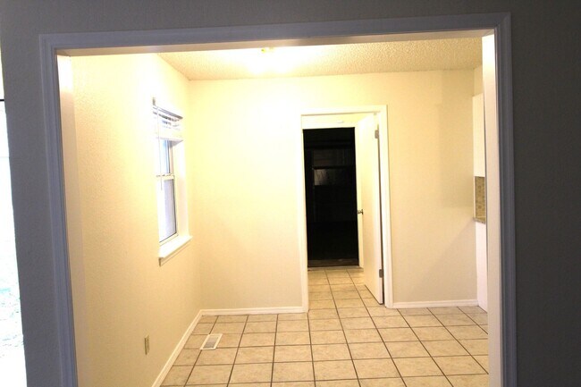 Building Photo - 1712 Jennifer Cir