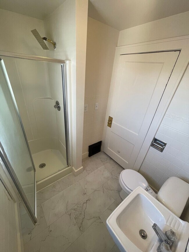 Building Photo - Dawes, 306-308