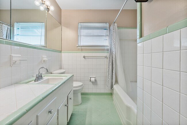 Building Photo - Charming 3 Bedroom Home