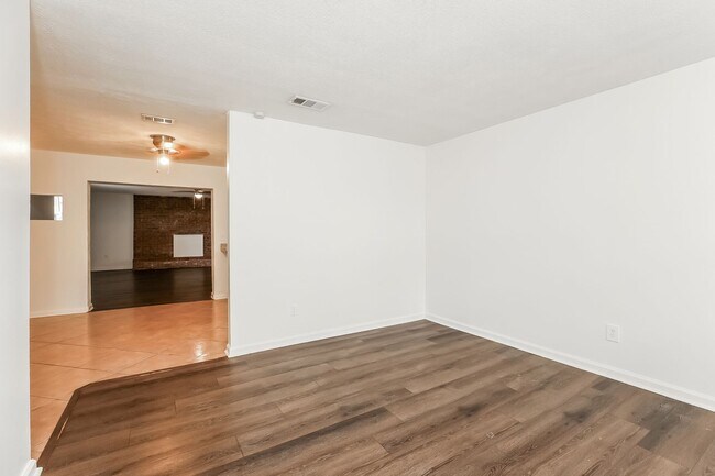 Building Photo - 3 BR/2BA | Newly Renovated Single Family Home |  Front and Back yard | In Jacksonville!