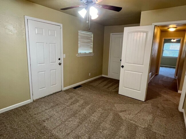 Building Photo - Super cute and updated 4 bed 2 bath home!!