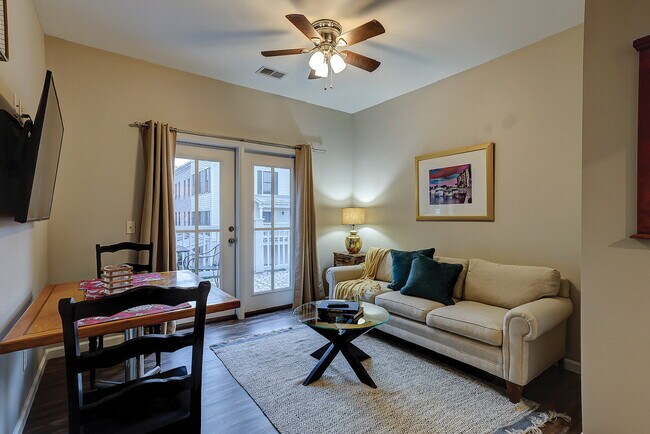 Building Photo - Two Bedroom Apartment in the Heart of the Bluffton Promenade!