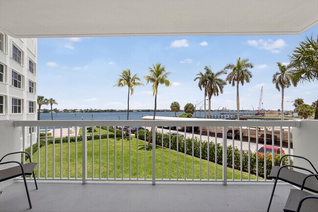Building Photo - 2600 N Flagler Dr