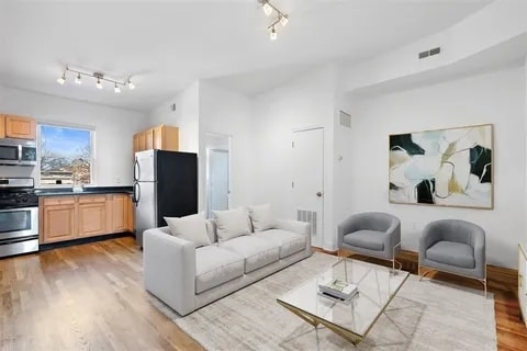 Building Photo - 302 2nd St