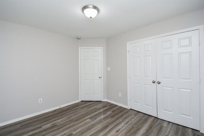 Building Photo - 946 Oak Falls Dr