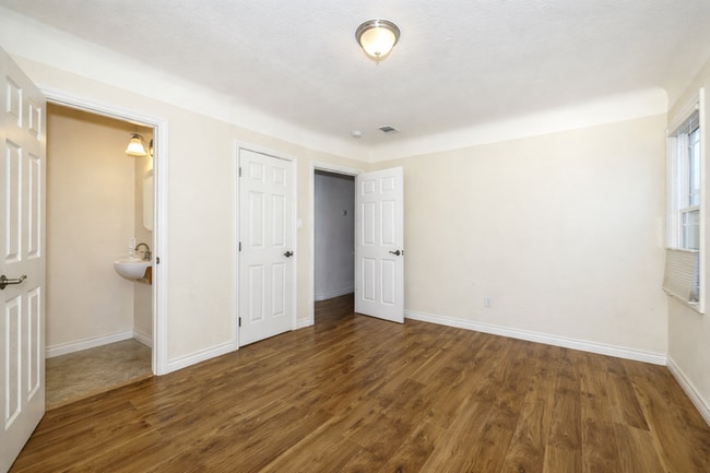 Building Photo - 3440 Oak Knoll Blvd