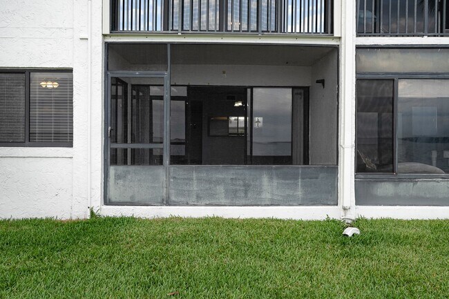 Building Photo - New Renovated Condo