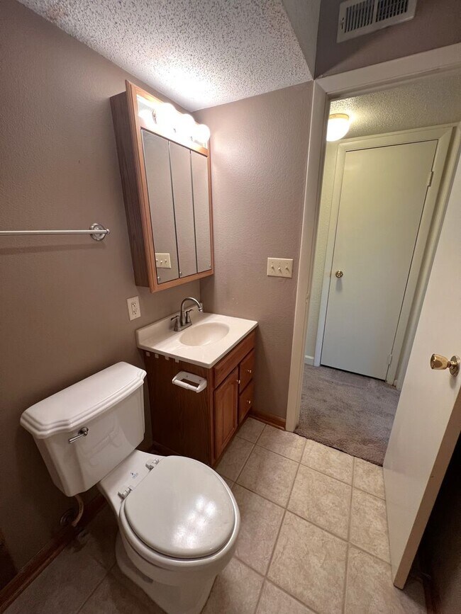 Building Photo - Spacious 1 Bedroom unit in Coralville, IA