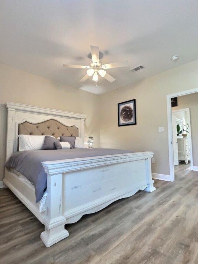 Building Photo - Fully Furnished 2 BD/2 BA Retreat on the Bayou
