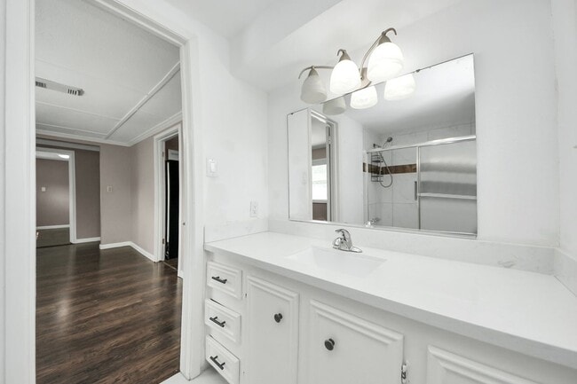 Building Photo - 5747 Turtle Creek Rd