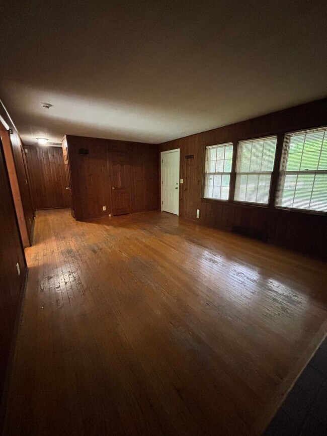 Building Photo - 3 Bedroom 1 Bath Home For Rent
