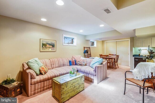 Building Photo - 1727 Oakcrest Dr
