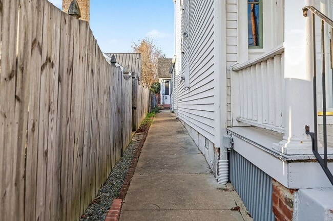 Building Photo - Cozy Cottage in Downtown Fredericksburg