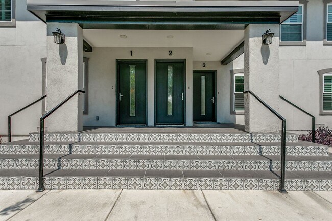 Building Photo - 488-EO