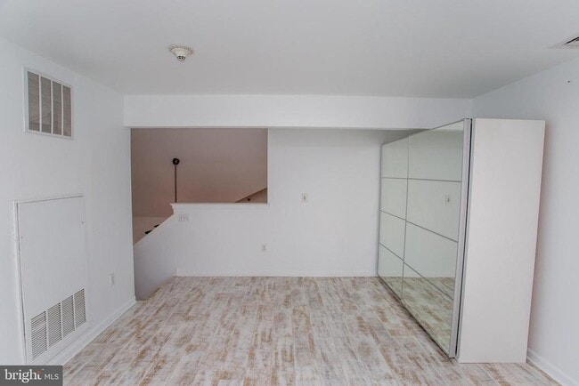 Building Photo - 523 Carson Terrace