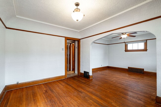 Building Photo - 3 Bedroom Single Family Home in West Allis