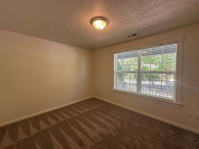 Building Photo - Three Bedroom Two Bath Home