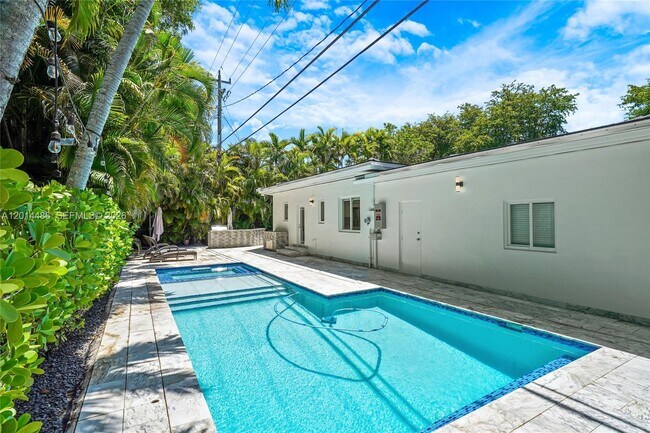 Building Photo - 711 Sunset Dr