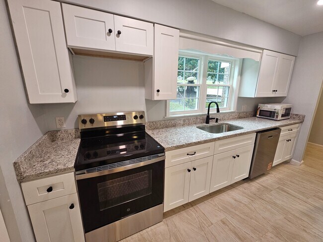 Building Photo - 35 Summercreek Dr