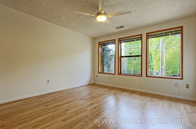 Building Photo - 2 Bed, 2 Bath Townhouse in Felida/Salmon C...